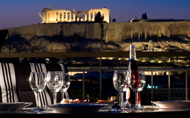 Τρώγοντας συναγρίδα με θέα την Ακρόπολη