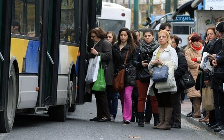 Επιβίβαση σε λεωφορεία μόνο από τη μπροστινή πόρτα