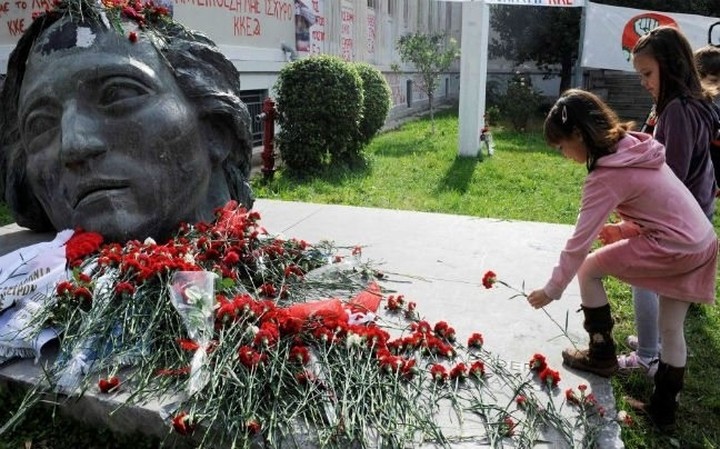Μεγάλη προσέλευση πολιτών στο Πολυτεχνείο