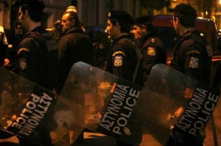 Δεκάξι προσαγωγές και επτά συλλήψεις στα Εξάρχεια