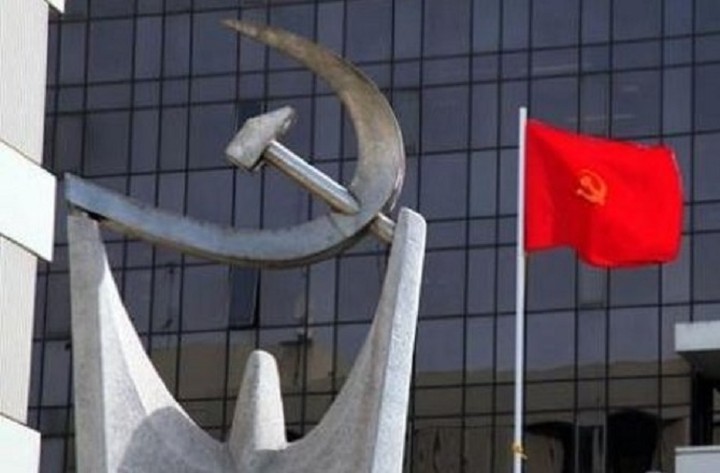 Επίθεση ΚΚΕ σε ΣΥΡΙΖΑ: Προσπαθείτε να πείσετε τον λαό να συμβιβαστεί με ψίχουλα