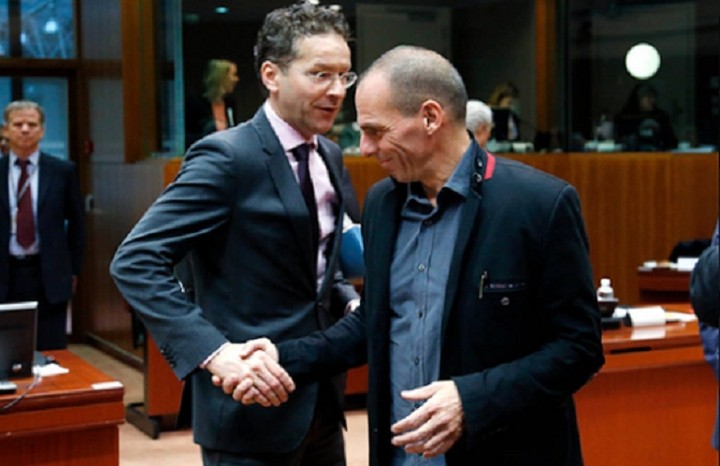 Economist: «Η Ελλάδα πιο κοντά στο χείλος της καταστροφής»