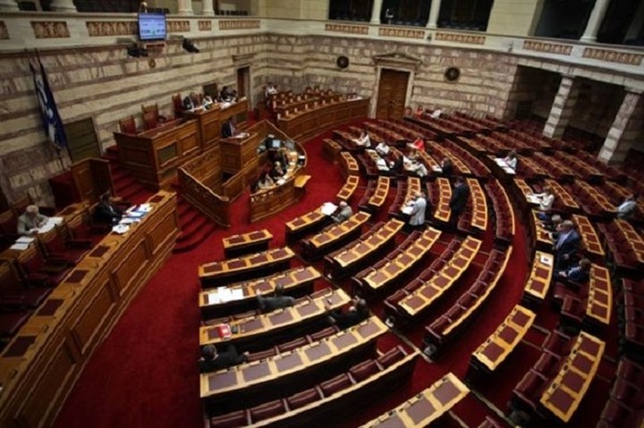 Εξετάζεται άρση ασυλίας σε πέντε πρώην υπουργούς και έναν βουλευτή