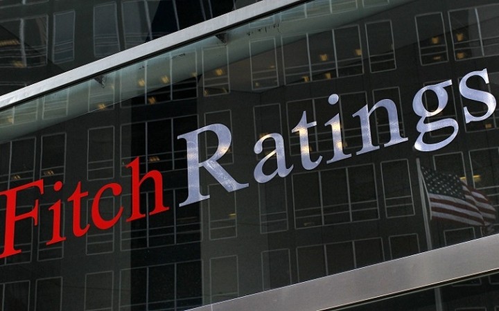 Η Fitch απειλεί με υποβάθμιση την Ελλάδα