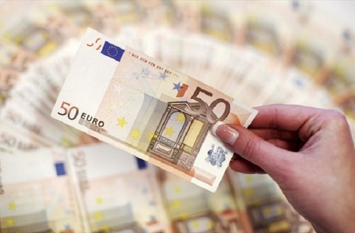 Σε χαμηλό 12ετίας το ευρώ