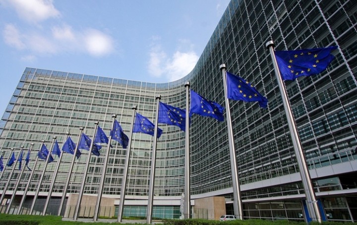 Ικανοποίηση Κομισιόν για τη συνέχιση βασικών χαρτοφυλακίων από την υπηρεσιακή κυβέρνηση