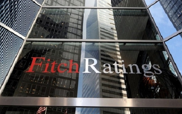 Fitch: Δεν κινδυνεύουν οι καταθέσεις στις ελληνικές τράπεζες