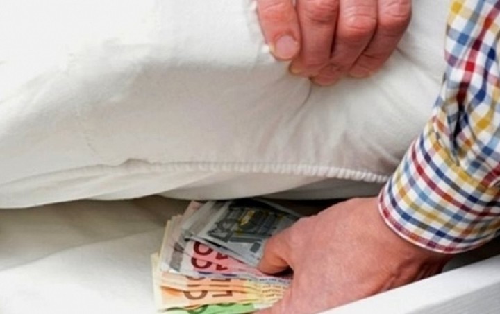 Έχεις μετρητά στο στρώμα; Δες τι σου υπόσχονται για να τα βάλεις στην τράπεζα - Τι λένε στελέχη της ΤτΕ