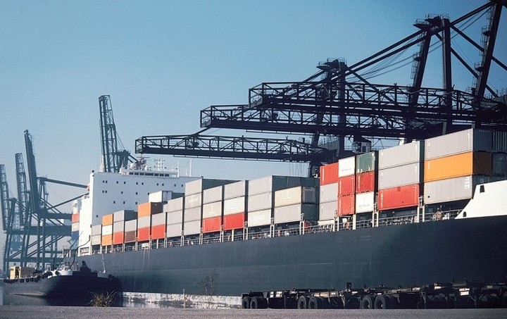 Τα capital controls πλήττουν τις ελληνικές εξαγωγές και την εγχώρια βιομηχανική παραγωγή