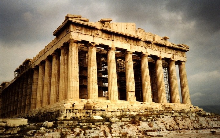 DW: Το κρυφό κούρεμα του ελληνικού χρέους