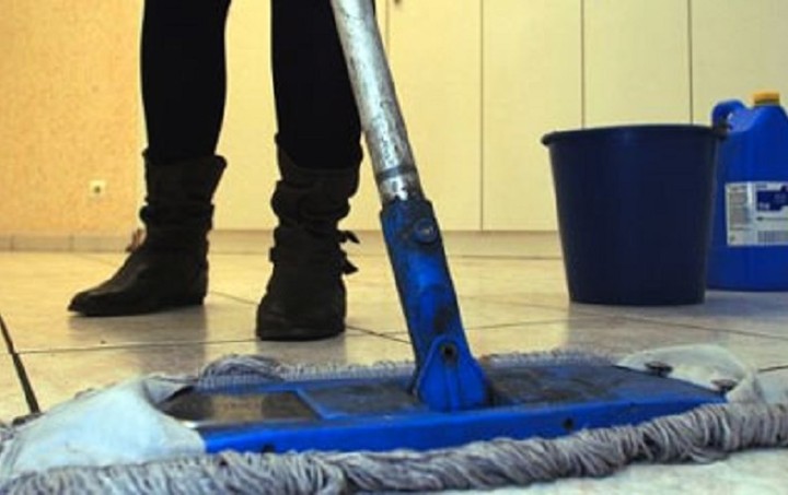 Υπογράφονται οι συμβάσεις για τις καθαρίστριες των σχολείων