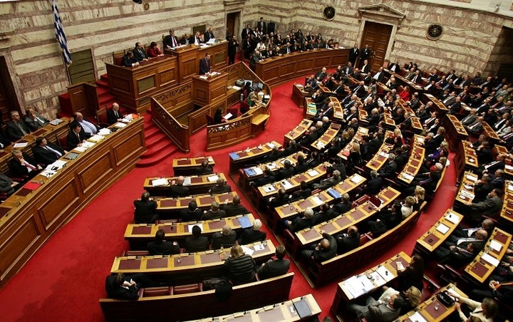 Κόντρα ΣΥΡΙΖΑ - ΝΔ στη Βουλή για τα προαπαιτούμενα