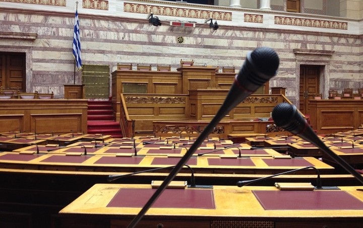Ένταση στη Βουλή μεταξύ ΣΥΡΙΖΑ - ΝΔ για τη Δραπετσώνα