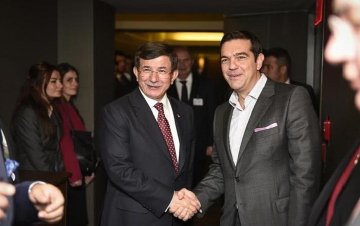 Τσίπρας - Νταβούτουγλου: Συνεργασία Ελλάδας - Τουρκίας για την αντιμετώπιση του προσφυγικού