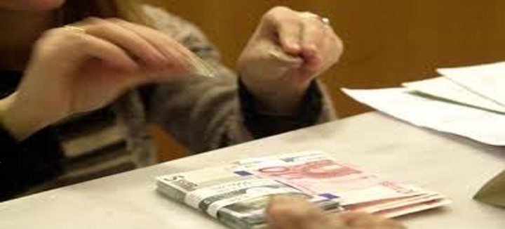 Μείωση καταθέσεων κατά 6,8 δισ. ευρώ σε έναν μήνα (!)