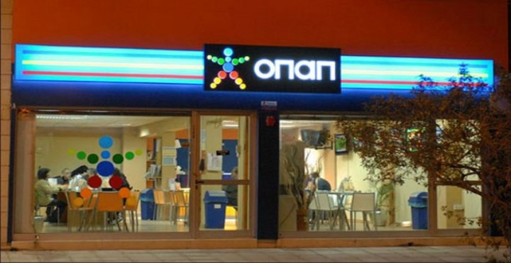Δίπλα στους άστεγους ο ΟΠΑΠ με φαγητό και ρούχα