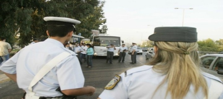 Αστυνομικός έβαλε στο τζιπ του πλαστές πινακίδες και σήμα τελών από μηχανάκι, συνελήφθη και του κατέσχεσαν το Ι.Χ.