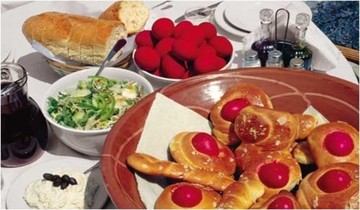 Πώς να στρώσετε το πασχαλινό τραπέζι με 102 ευρώ