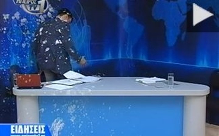 Γιαούρτωμα live σε παρουσιαστή (video)