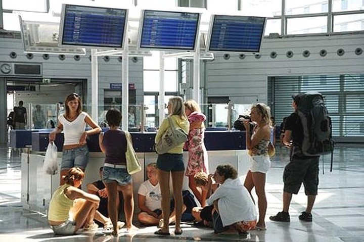 Πτώση 8,8% στις αεροπορικές αφίξεις τουριστών