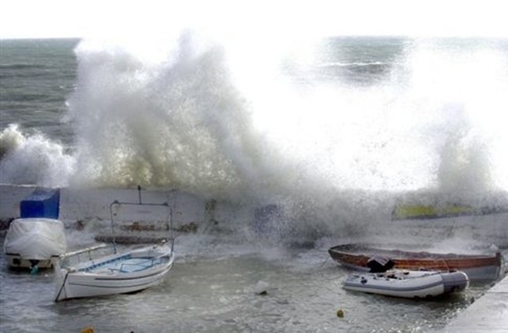 Προβλήματα λόγω ισχυρών ανέμων στα λιμάνια