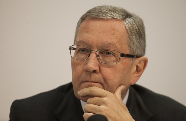 Regling: Η ευρωζώνη θα στηρίζει όσο η Ελλάδα τηρεί τους όρους