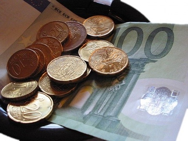 Reuters: Λεφτά δεν φεύγουν μόνο από την Ελλάδα 
