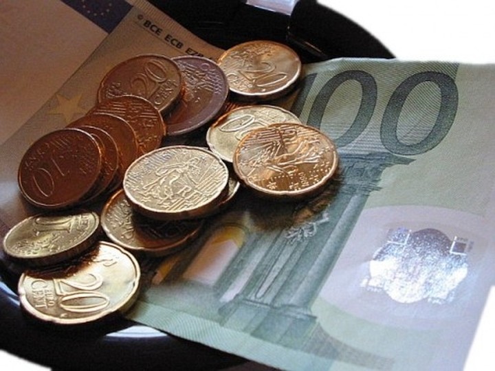 Reuters: Λεφτά δεν φεύγουν μόνο από την Ελλάδα
