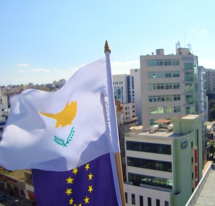 Αμεσα μέτρα απαιτεί από την Κύπρο, η Κομισιόν