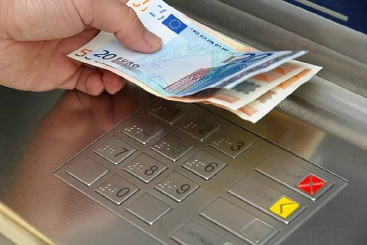 Ποιοι παίρνουν τα λεφτά τους από τις τράπεζες και που τα κρύβουν