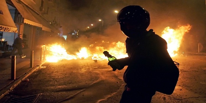 Κουκουλοφόροι έκαψαν κάλπη στα Εξάρχεια
