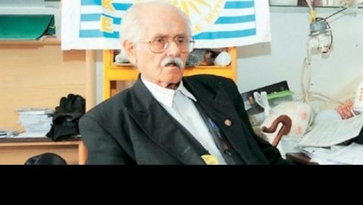 Ποιος αρχηγός κόμματος χαρίζει οικόπεδα και...χρέη