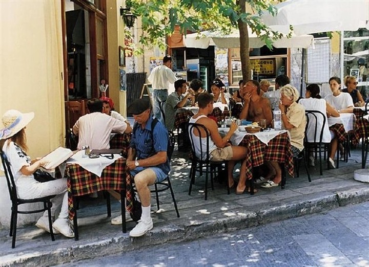 Θα εγκρίνει η τρόικα τη μείωση του ΦΠΑ σε 13% στην εστίαση;