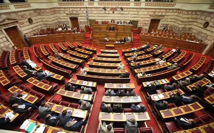 Public Issue: Έκδηλη αβεβαιότητα για το μέλλον
