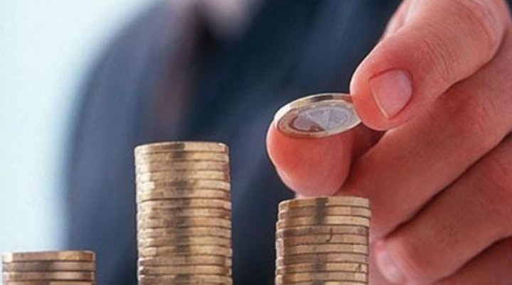 Κλιμακωτές περικοπές με εισοδηματικά κριτήρια εξετάζει το οικονομικό επιτελείο