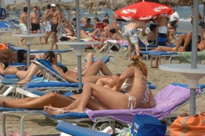 Πτώση 4,9% στις αφίξεις τουριστών το πρώτο εξάμηνο του 2012