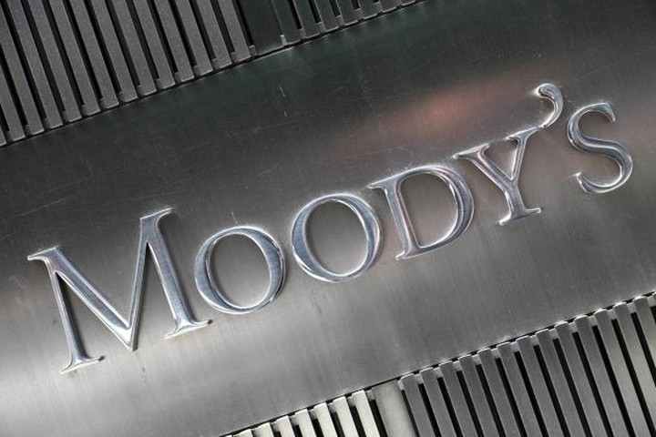 Moody's: Παραμένουν αρνητικές οι προοπτικές των ελληνικών τραπεζών