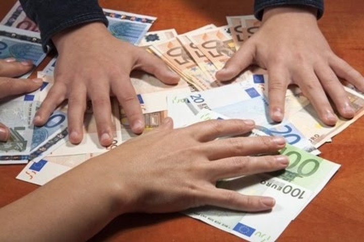 Απομακρύνονται οι διοικητές ΔΕΚΟ που δεν μείωσαν τους μισθούς