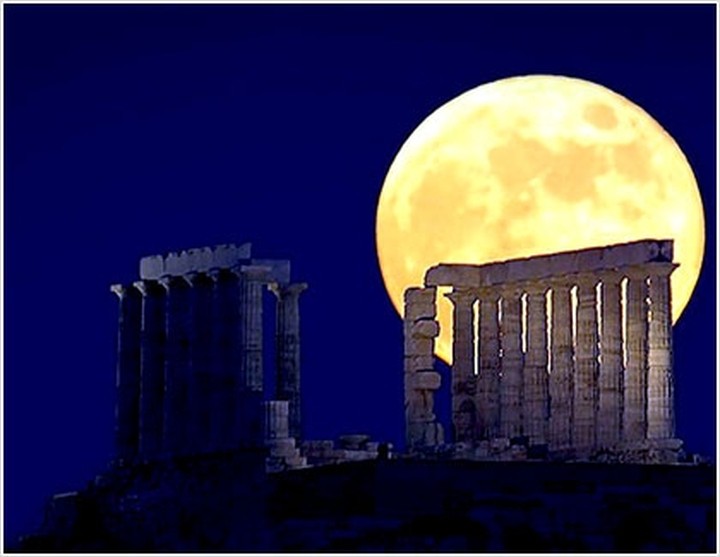 Αυγουστιάτικο φεγγάρι με ανοιχτά μουσεία