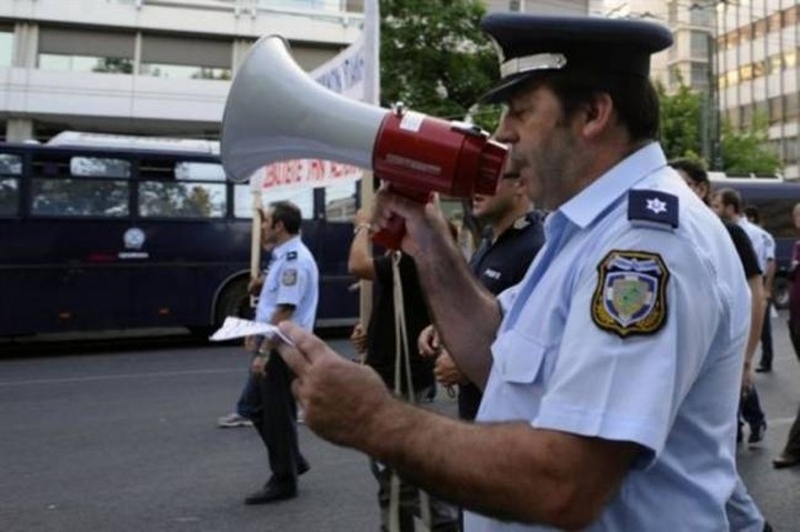 Αντιδρούν οι ένστολοι στις περικοπές - Συγκέντρωση στο Σύνταγμα