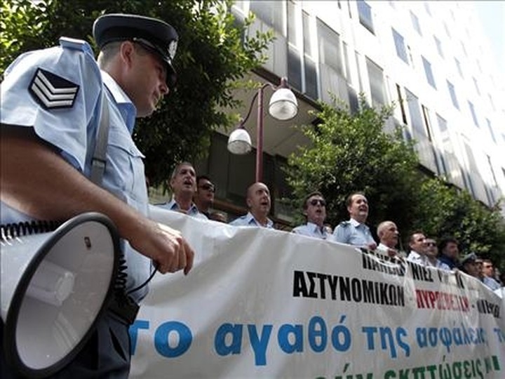 Στους δρόμους για τις περικοπές