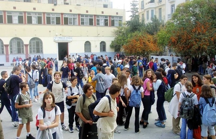 ΥΠΕΣ: Eνισχύει με 21 εκατ. ευρώ τις περιφέρειες για τη μεταφορά μαθητών