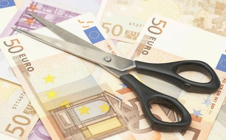 Tρόικα: Κι άλλο "ψαλίδι" στις αποζημιώσεις