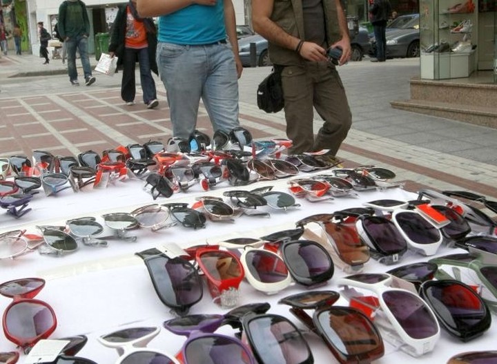 «Σκούπα» στο παρεμπόριο ξεκινάει το Υπουργείο Ανάπτυξης