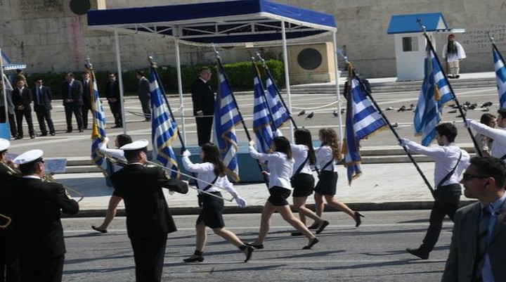 Ντροπή. Χρεώνουν τους μαθητές με 80 ευρώ για να παρελάσουν