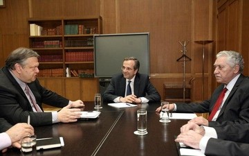 Συντονιστική κυβερνητική επιτροπή αποφάσισαν οι τρεις αρχηγοί