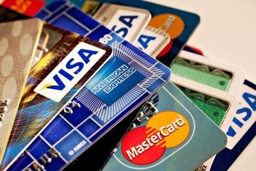 Αφήσαμε τις πιστωτικές και πιάσαμε τις χρεωστικές κάρτες