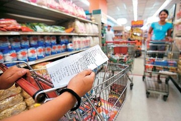 Οχτώ στους δέκα περιορίζουν τις αγορές τους σε είδη διατροφής