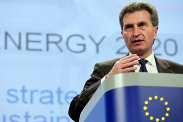 Έτινγκερ: Να κουρευτεί το ελληνικό χρέος
