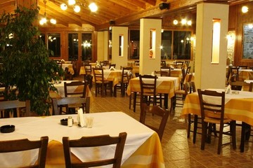 Βουτιά στην αγορά εστίασης λόγω κρίσης και ΦΠΑ
